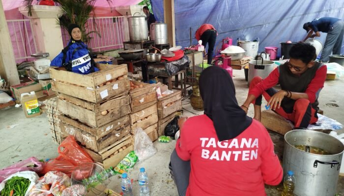 Situasi dapur pengolahan makanan korban banjir Kecamatan Kasemen, Kota Serang