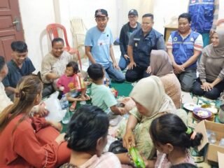 Dibawah Gelap Malam, Agis Gerak Cepat Temui Korban Banjir Kota Serang