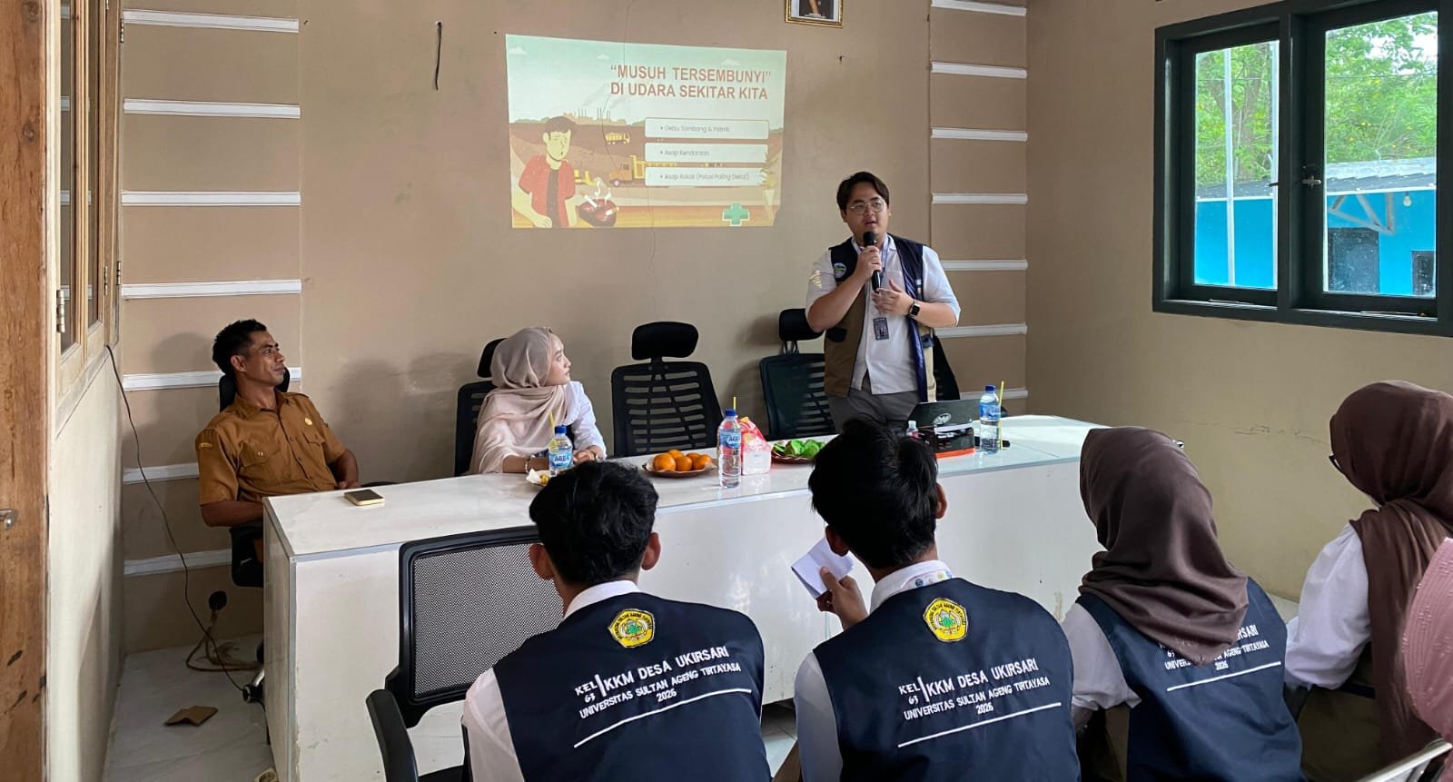 Mahasiswa Kedokteran KKM 63 Untirta menggelar edukasi kesehatan paru bagi warga Desa Ukirsari guna cegah ISPA akibat polusi.