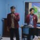 Mahasiswa KKM 60 Untirta mengedukasi warga Desa Pontang, Serang, mengolah sampah rumah tangga menjadi pupuk organik cair ramah lingkungan.