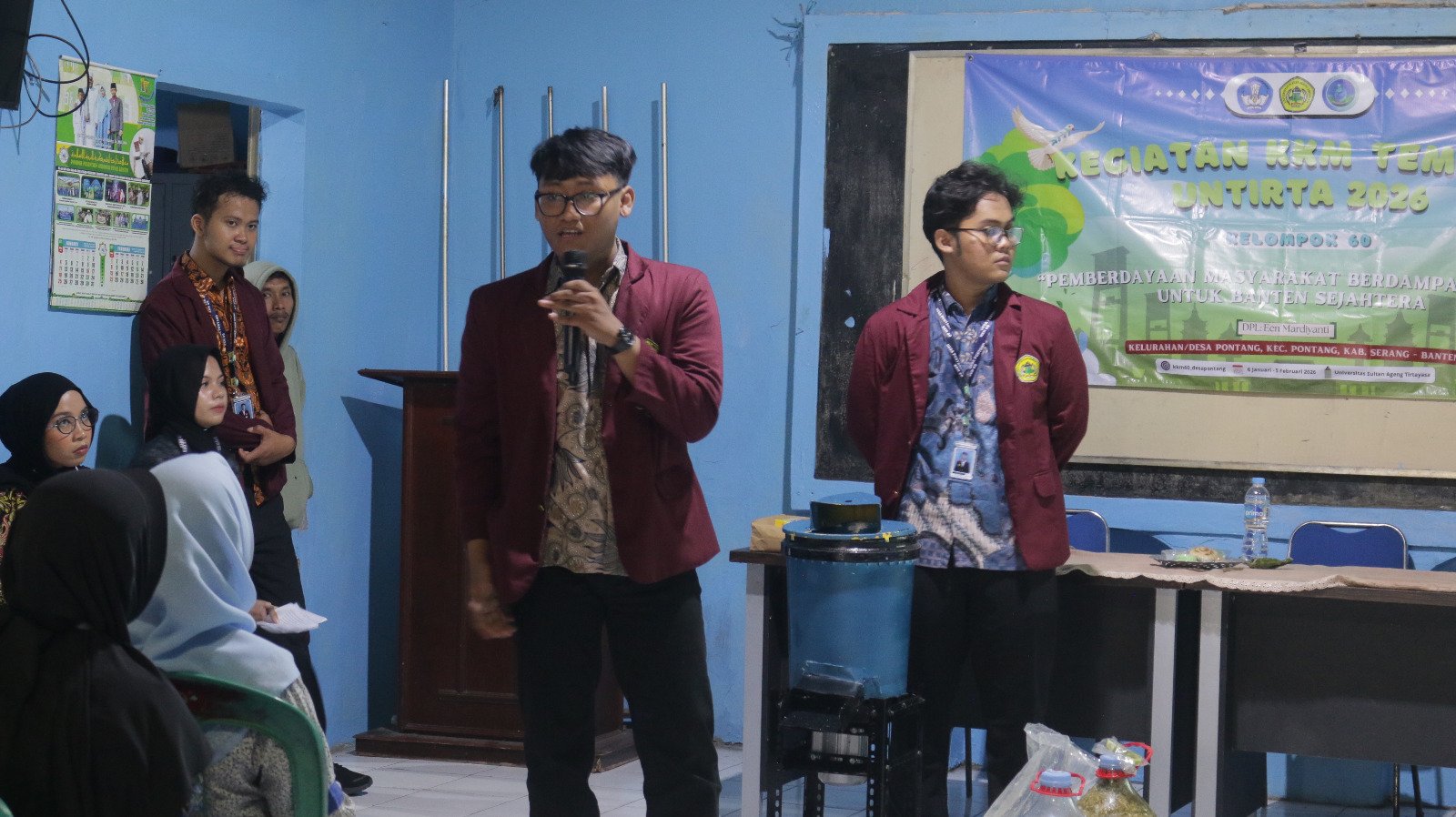 Mahasiswa KKM 60 Untirta mengedukasi warga Desa Pontang, Serang, mengolah sampah rumah tangga menjadi pupuk organik cair ramah lingkungan.