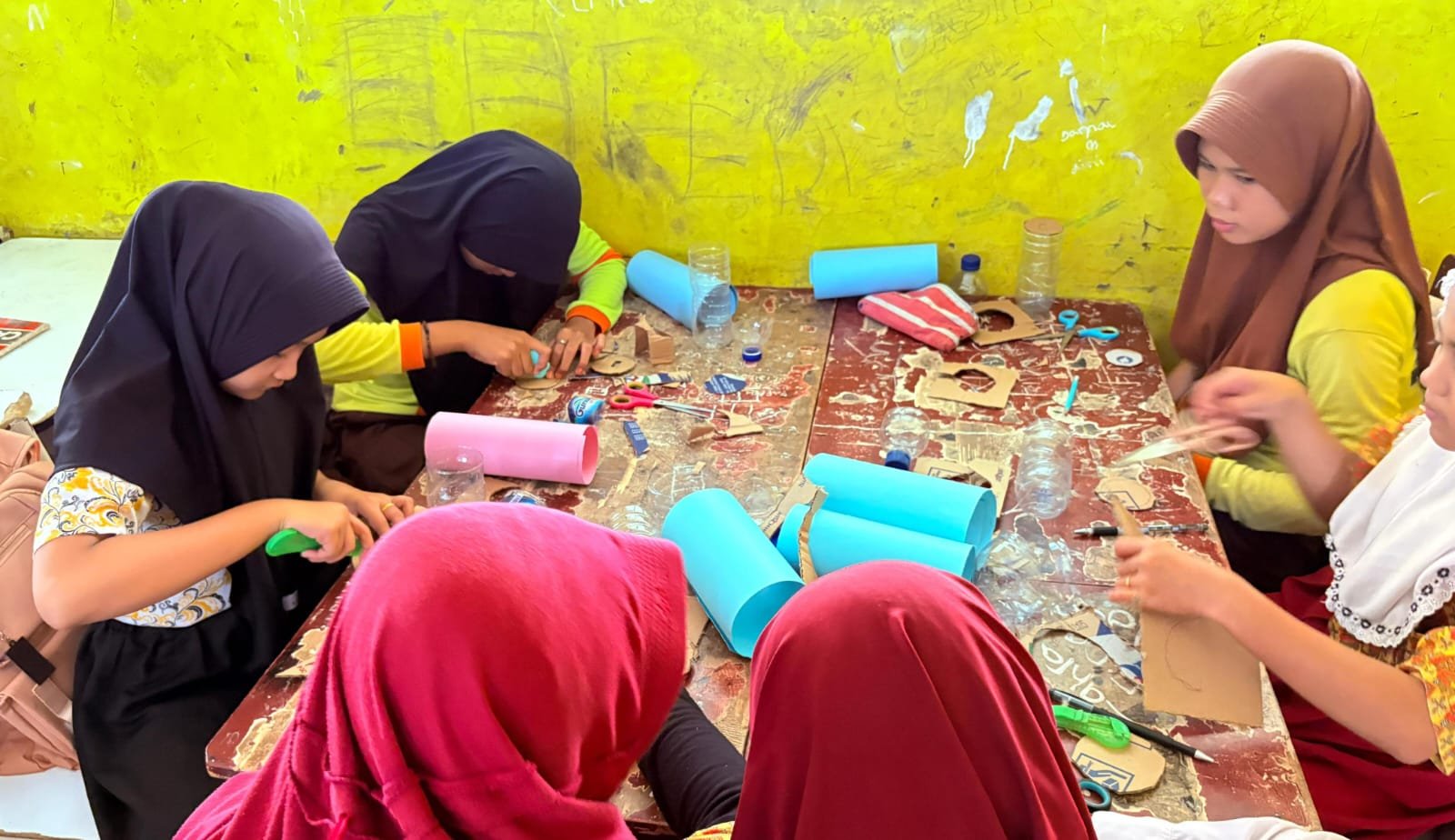 Mahasiswa KKM UNTIRTA membimbing siswa SD membuat celengan sebagai bagian dari edukasi literasi keuangan untuk menanamkan kebiasaan menabung.