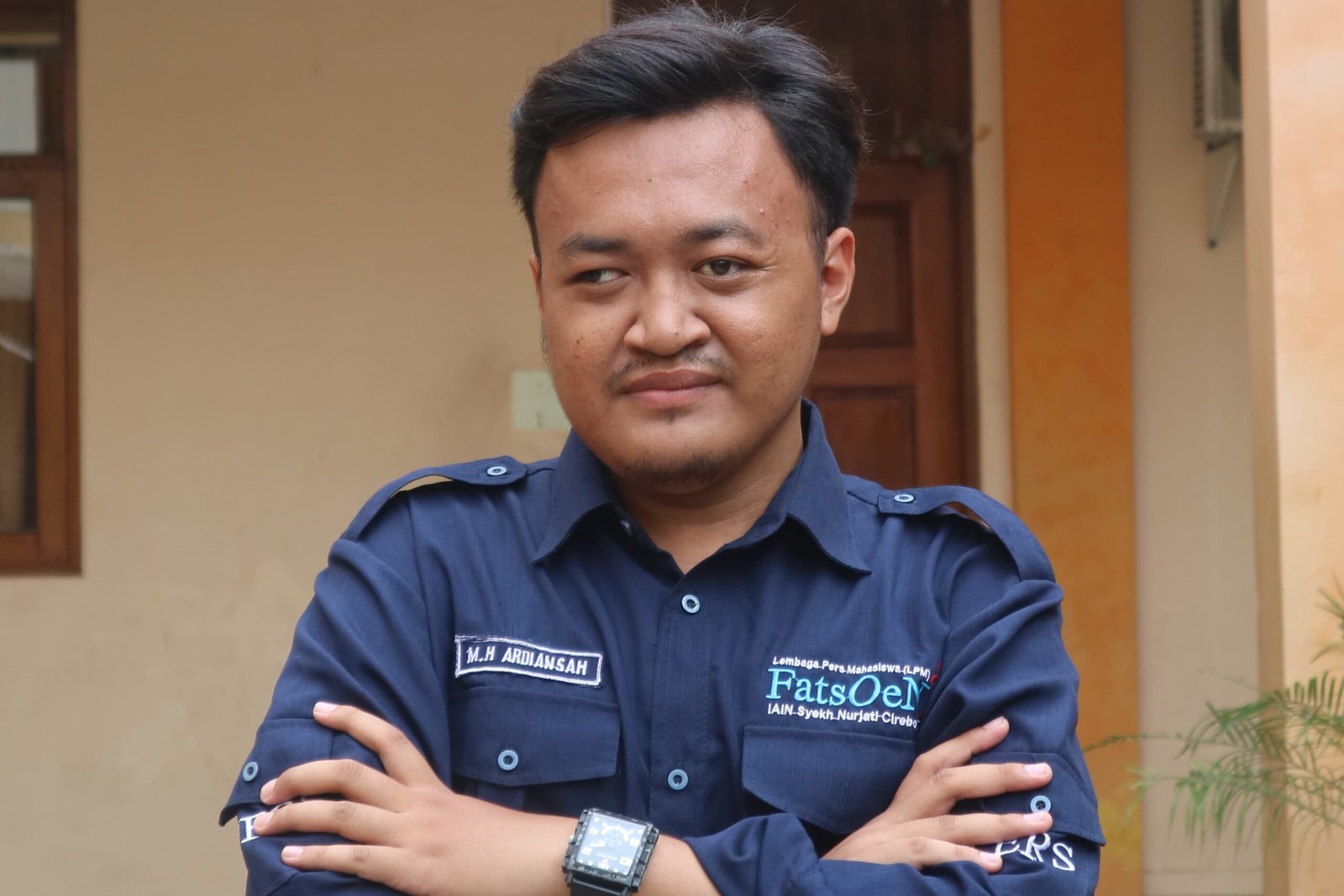 Perjalanan enam tahun di dunia jurnalistik yang membentuk karakter, kepemimpinan, dan cara pandang penulis terhadap realitas sosial.