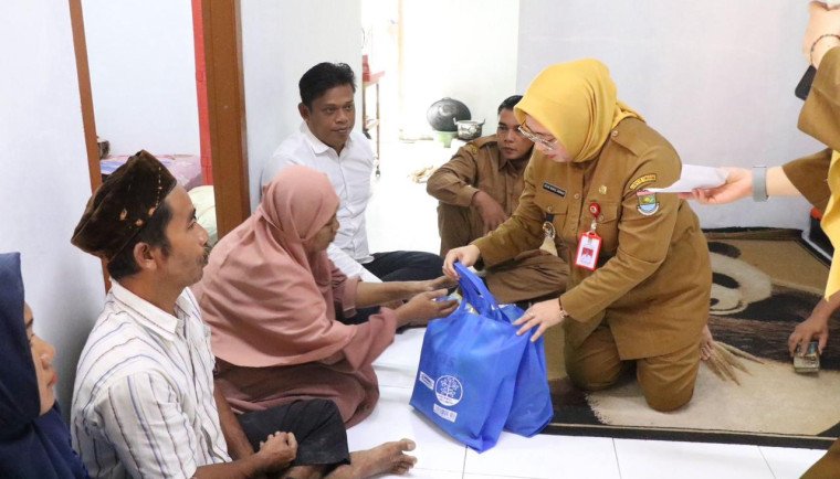 Wabup Tangerang meninjau progres RTLH di Desa Pasir Bolang sekaligus menyerap aspirasi warga terkait air bersih dan layanan publik.