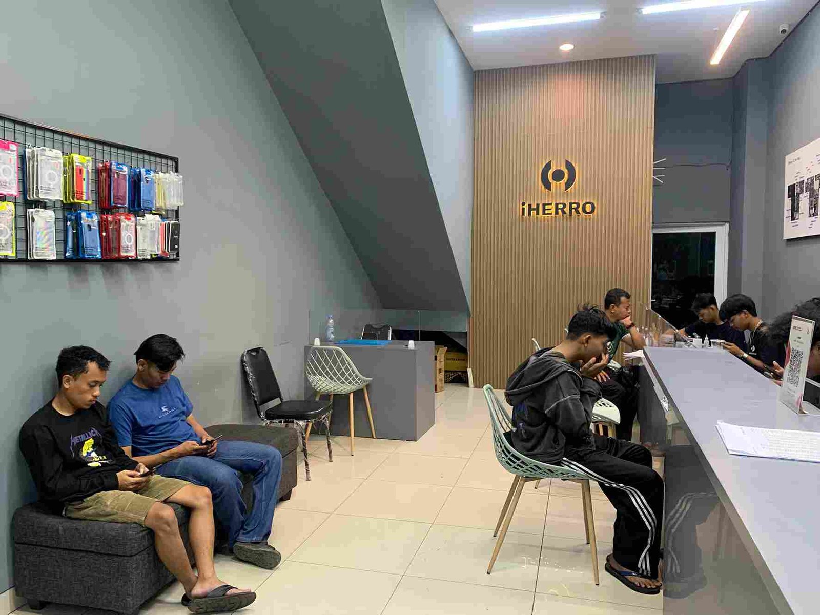 Banyak user iPhone melakukan kesalahan saat service yang berisiko merusak perangkat. Pelajari solusinya bersama layanan profesional dari iHERRO, baca lebih lanjut …