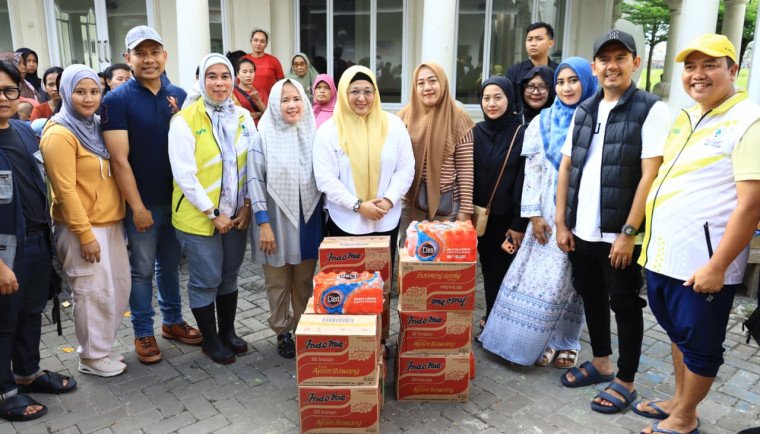 Wakil Bupati Tangerang Intan Nurul Hikmah meninjau banjir di Kresek, memastikan keselamatan warga serta penyaluran bantuan.