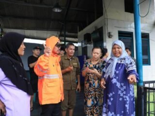 Tinjau Banjir Pinang Griya, Wali Kota Tangerang Pastikan Keselamatan dan Kesehatan Warga