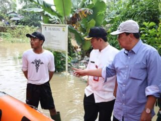 Bupati Tangerang Tinjau Banjir di Nyompok Girang, Jembatan Terendam Luapan Sungai