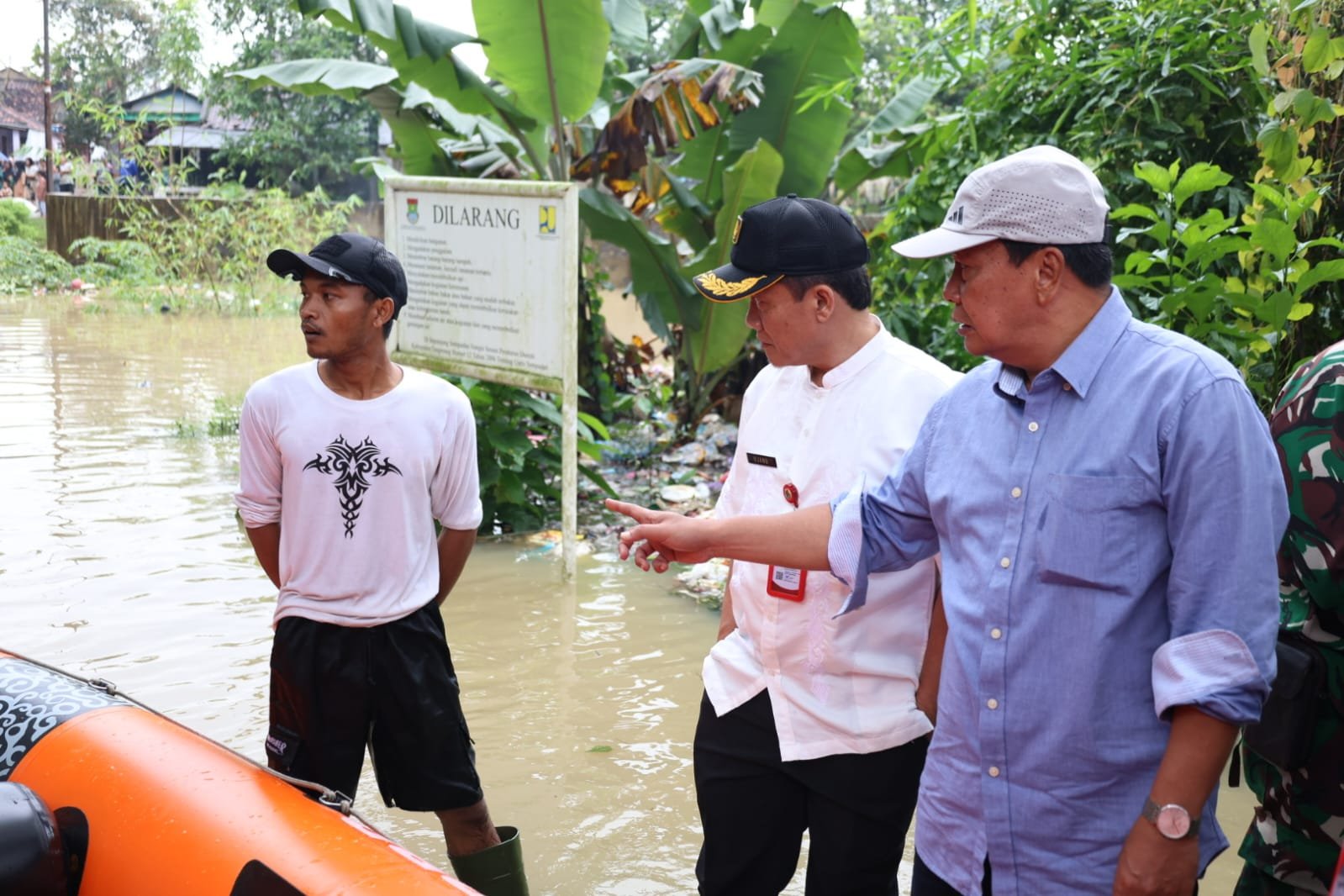 Bupati Tangerang tinjau banjir Nyompok Girang akibat luapan Sungai Cidurian, salurkan bantuan dan rencanakan jembatan.
