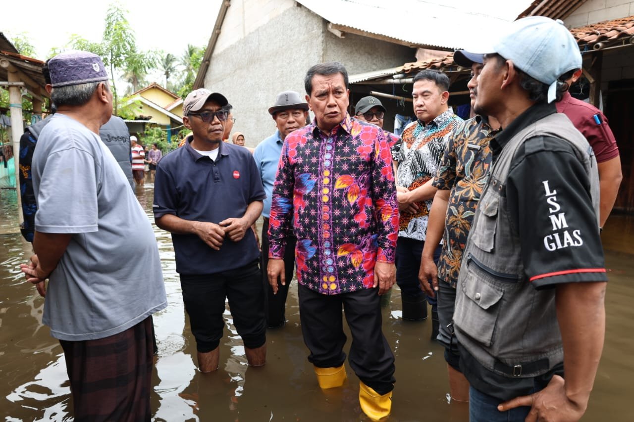Bupati Tangerang Moch. Maesyal Rasyid menyalurkan bantuan dan meninjau lokasi banjir di Pakuhaji untuk memastikan kebutuhan warga terpenuhi.