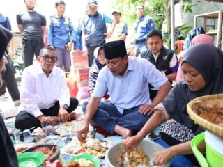 Tinjau Banjir di Taman Cikande, Bupati Tangerang Turun Langsung Masak dan Makan Bersama Warga