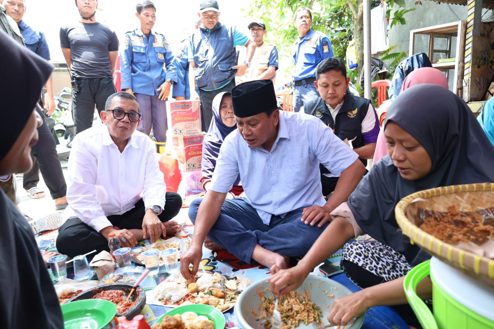 Bupati Tangerang meninjau banjir di Taman Cikande, Jayanti, menyerahkan bantuan dan menyerap aspirasi warga terkait solusi banjir.