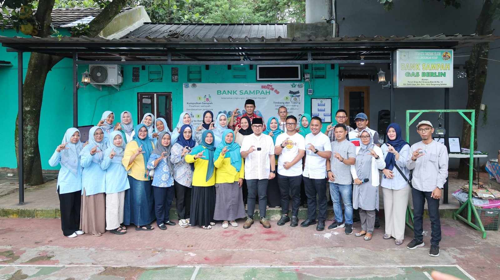 Pilar Saga Ichsan meninjau Bank Sampah Gas Berlin di Setu Tangsel sebagai percontohan TPS3R digital dan pertanian terpadu.