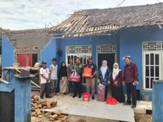 Rumah warga Kampung Kupluk Menes tertimpa pohon akibat hujan deras dan angin kencang. Muspika turun langsung beri bantuan.