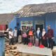 Rumah warga Kampung Kupluk Menes tertimpa pohon akibat hujan deras dan angin kencang. Muspika turun langsung beri bantuan.