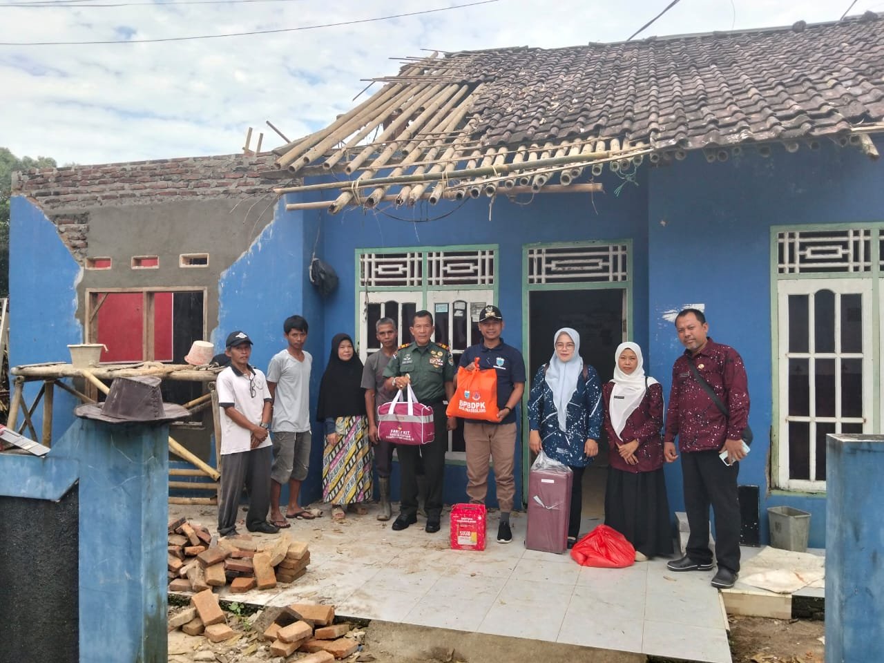 Rumah warga Kampung Kupluk Menes tertimpa pohon akibat hujan deras dan angin kencang. Muspika turun langsung beri bantuan.