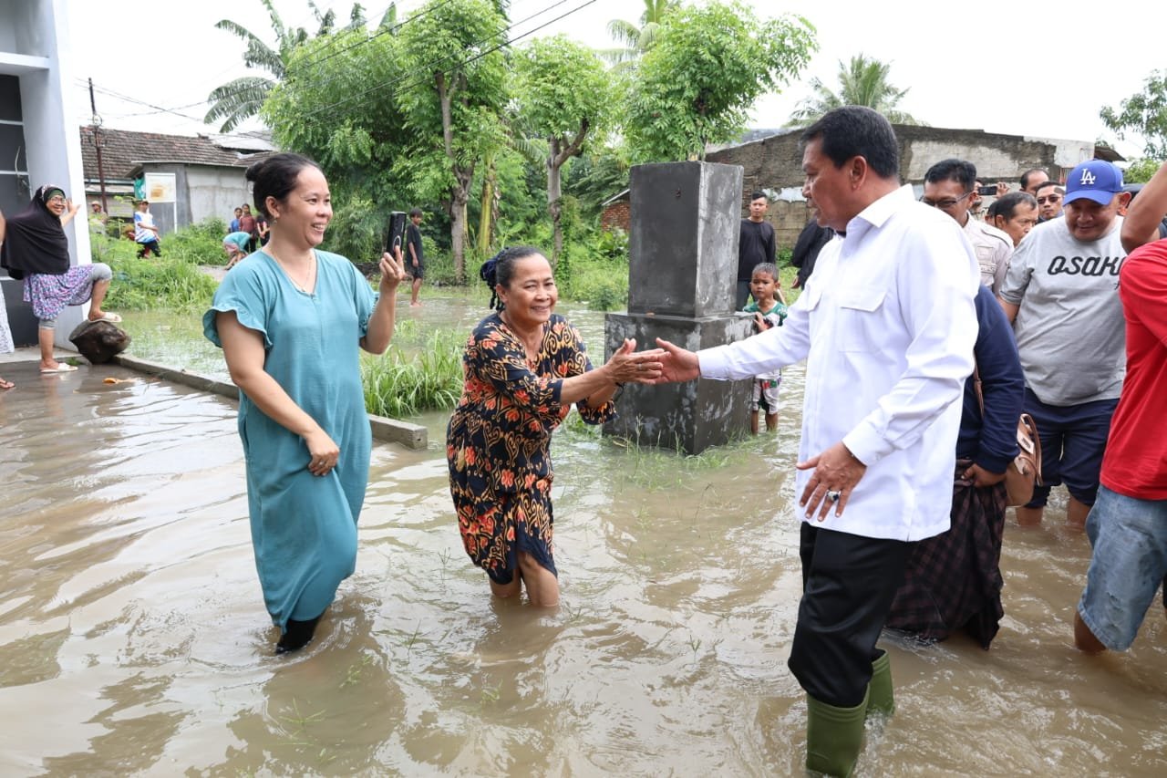 Bupati Tangerang meninjau banjir di Perumahan Nuansa Mekarsari Rajeg dan menyiapkan bantuan serta normalisasi saluran air.
