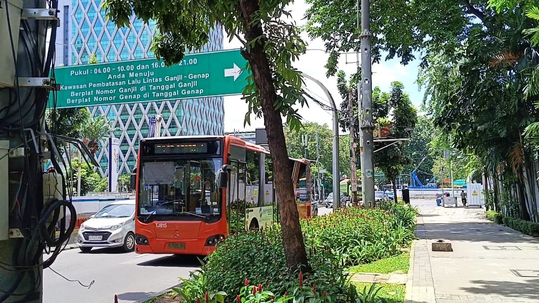 Opini tentang kebisingan di Bus TransJakarta yang mencerminkan rendahnya etika ruang publik dan pentingnya kesadaran bersama.