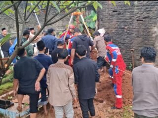 Aksi Kemanusiaan Damkar Tangsel Bantu Pemakaman Warga Serpong Utara