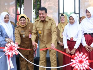 Bupati Tangerang meresmikan halte bus sekolah gratis sebagai upaya meningkatkan layanan transportasi aman dan nyaman bagi pelajar.