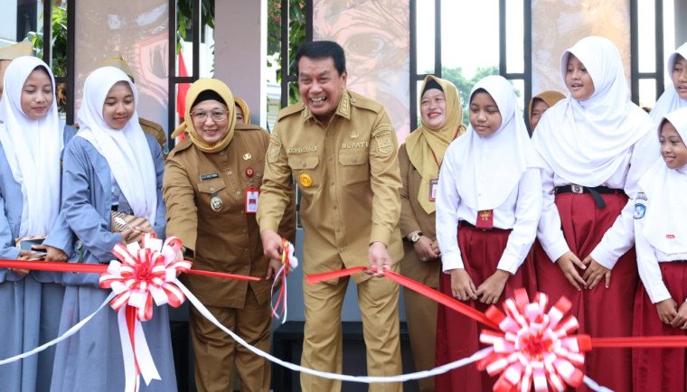 Bupati Tangerang meresmikan halte bus sekolah gratis sebagai upaya meningkatkan layanan transportasi aman dan nyaman bagi pelajar.
