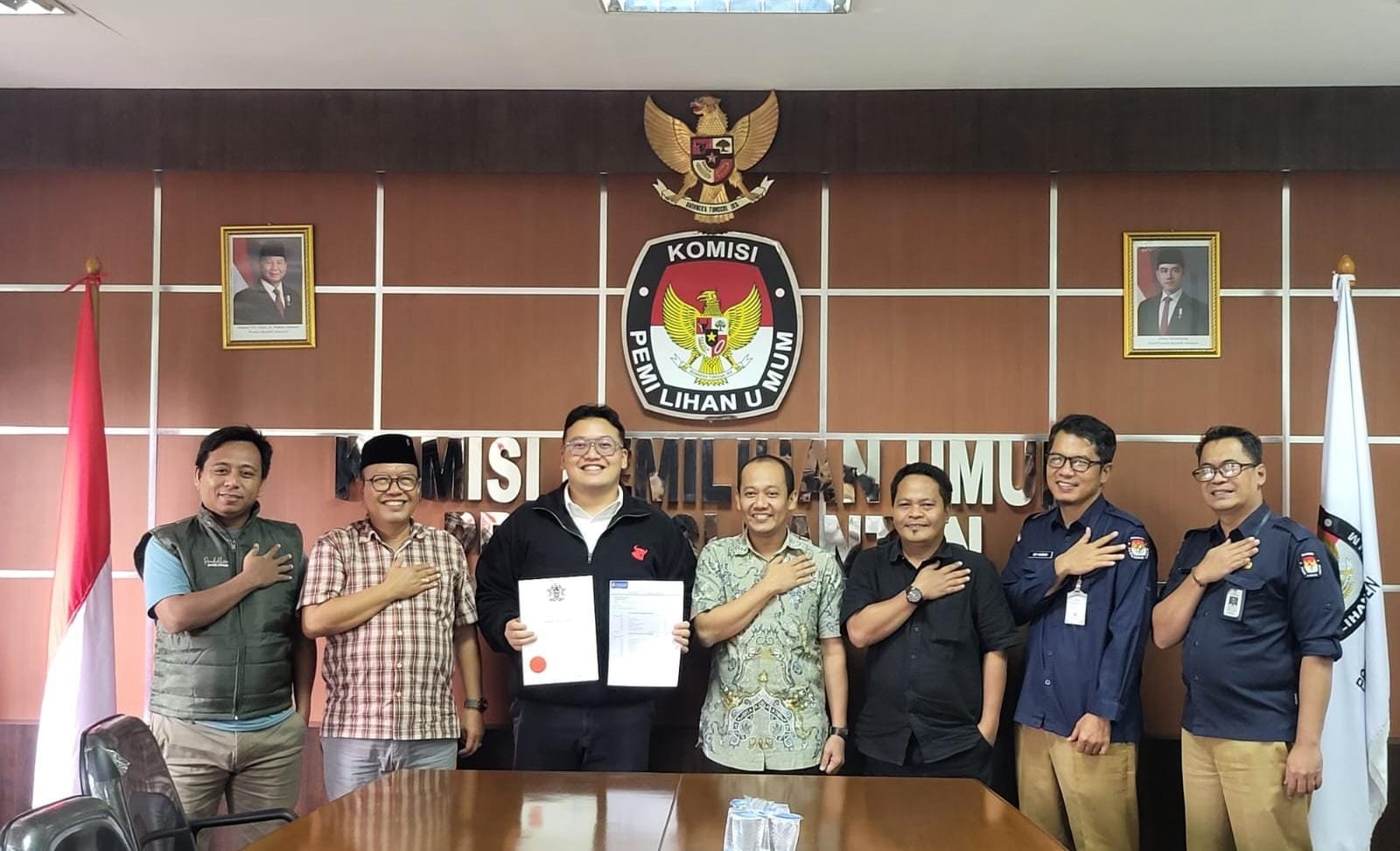 Abraham Garuda Laksono mendatangi KPU Banten membawa ijazah asli untuk menjawab isu publik soal keabsahan dokumen pendidikan.