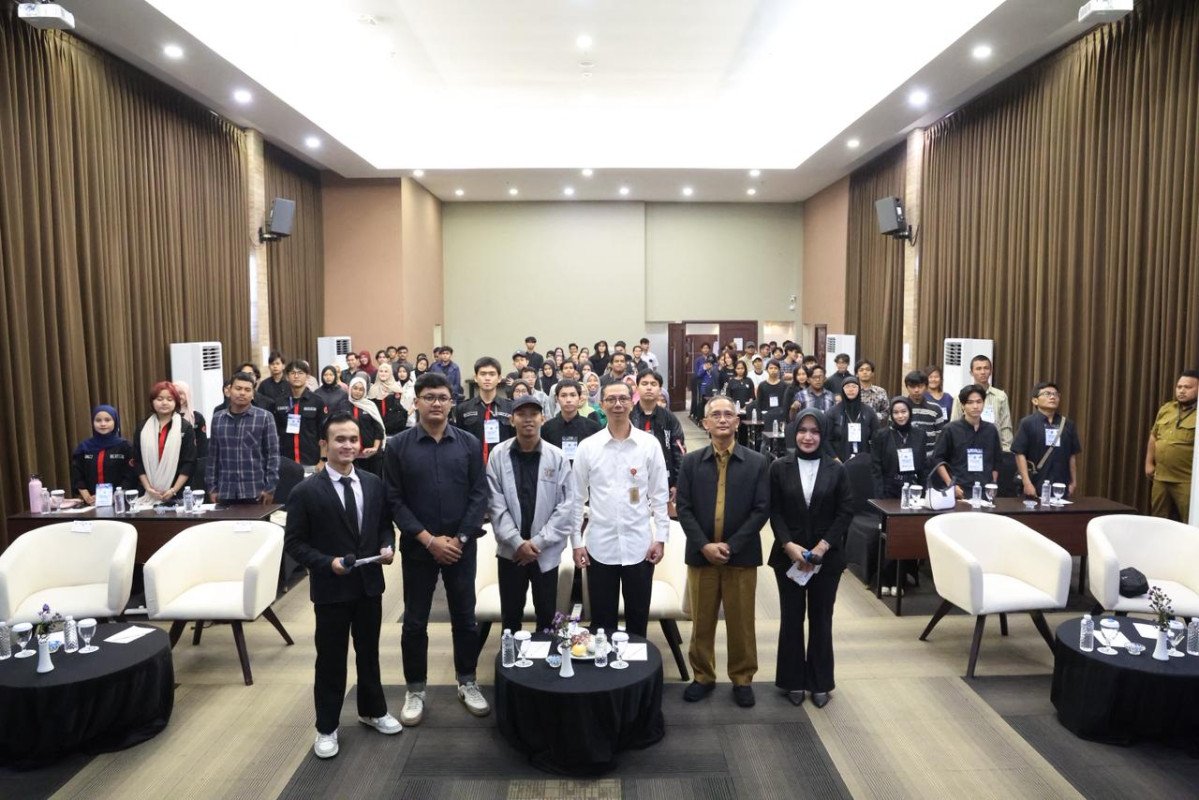 Gubernur Banten Andra Soni mendorong pemuda menguasai teknologi informasi sebagai kunci daya saing di era Society 5.0.