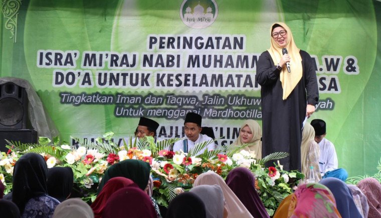 Wabup Tangerang Intan Nurul Hikmah menghadiri Isra Miraj 1447 H di Jayanti dan mengajak masyarakat memperkuat iman serta kualitas shalat.