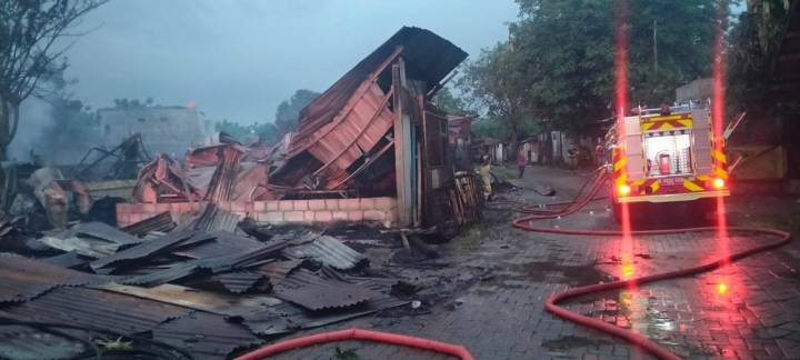 Petugas BPBD Kota Tangerang berjibaku lima jam memadamkan kebakaran lapak limbah dan restoran di Karawaci dini hari.