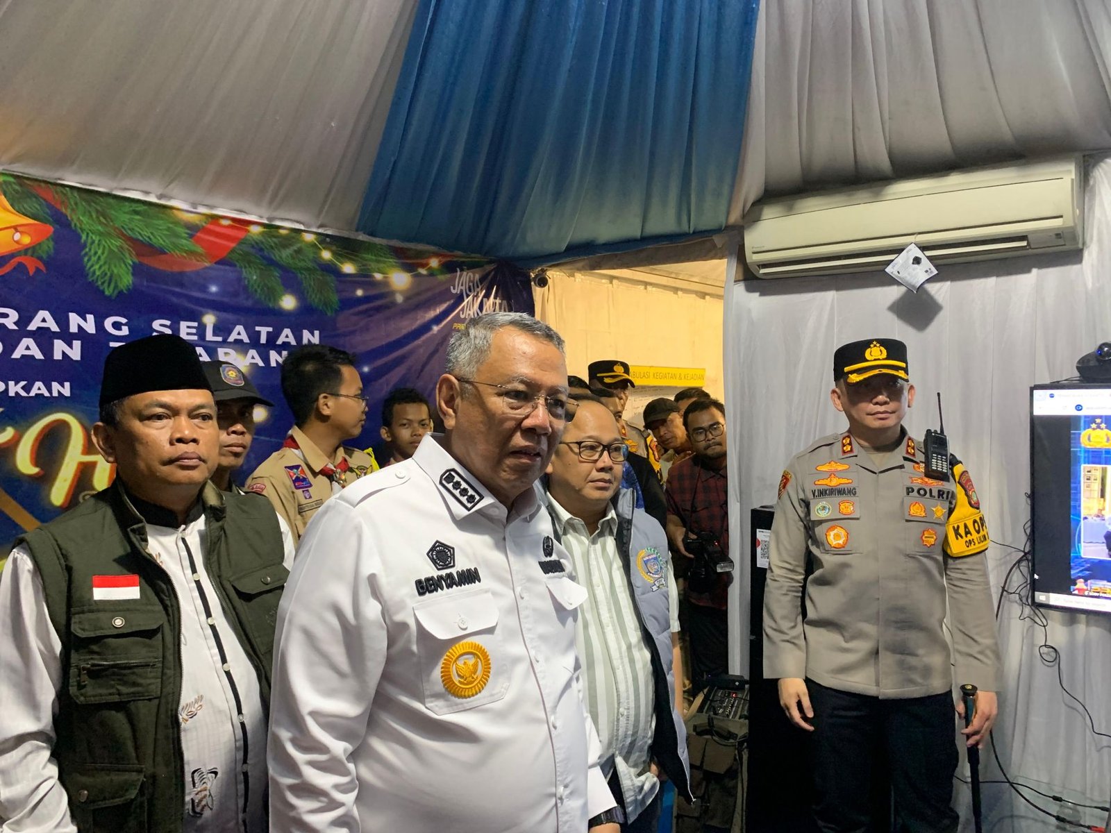 Wali Kota Tangsel Benyamin Davnie memantau malam tahun baru. Perayaan berjalan aman, tertib, dan kondusif dengan ratusan personel siaga.