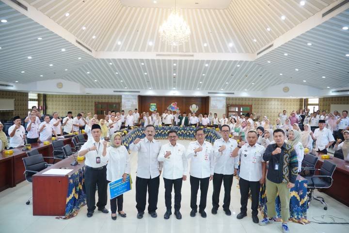 Pemkot Tangerang menyerahkan SK pensiun kepada 100 ASN periode Februari–April 2026 serta membuka sosialisasi ketaspenan.