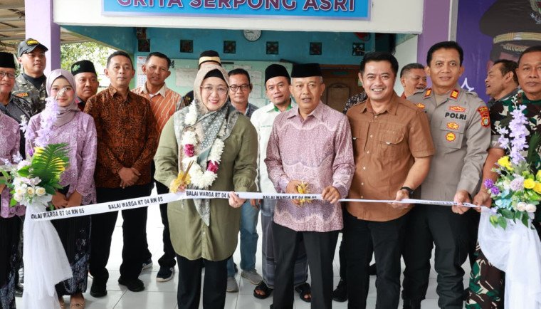Wakil Bupati Tangerang Intan Nurul Hikmah meresmikan Balai Warga RT 04 RW 05 Griya Serpong Asri, Cisauk, Sabtu (10/1/2026).
