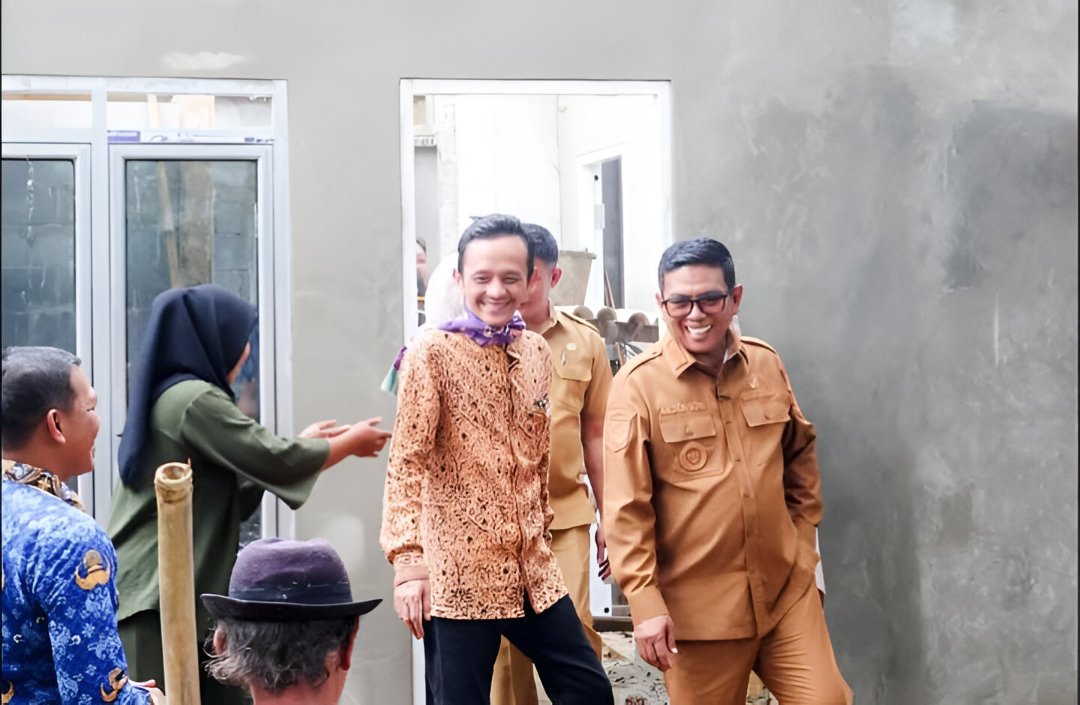 Gubernur Banten Andra Soni meninjau pembangunan rumah korban bencana dan rencana jalan desa melalui program Bang Andra di Legok.