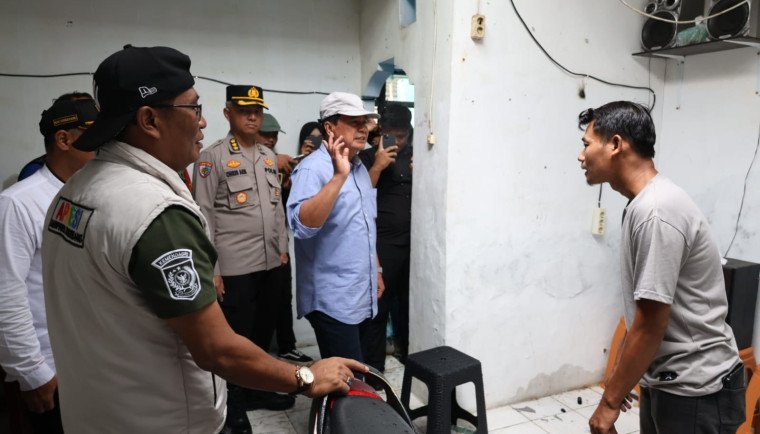 Bupati Tangerang Moch. Maesyal Rasyid meninjau lokasi puting beliung di Solear. Sebanyak 103 rumah warga terdampak.