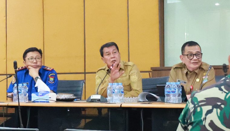 Pemkab Tangerang menggelar rakor penanganan banjir Kosambi dan menyiapkan pembangunan pompa serta pintu air.