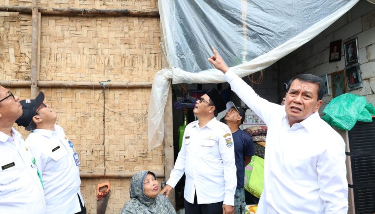 Bupati Tangerang Maesyal Rasyid meninjau rumah warga Desa Talok yang roboh akibat hujan deras dan angin, serta memberi bantuan pembangunan.