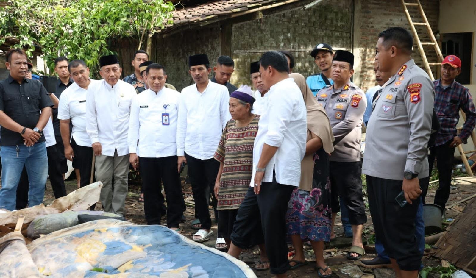 Rumah warga roboh akibat cuaca ekstrem di Kresek. Bupati Tangerang instruksikan OPD segera bangun kembali rumah terdampak.