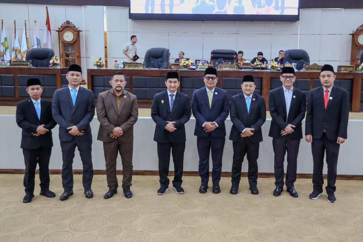 Wagub Banten Achmad Dimyati menghadiri Paripurna DPRD membahas Raperda Jamkrida Perseroda dan penguatan UMKM daerah.