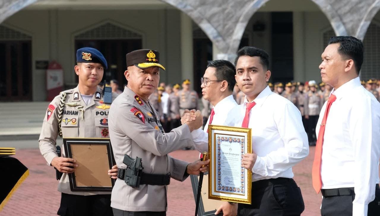 Kapolda Banten beri penghargaan kepada enam personel berprestasi atas pengungkapan kasus dan dedikasi tugas di Serang.