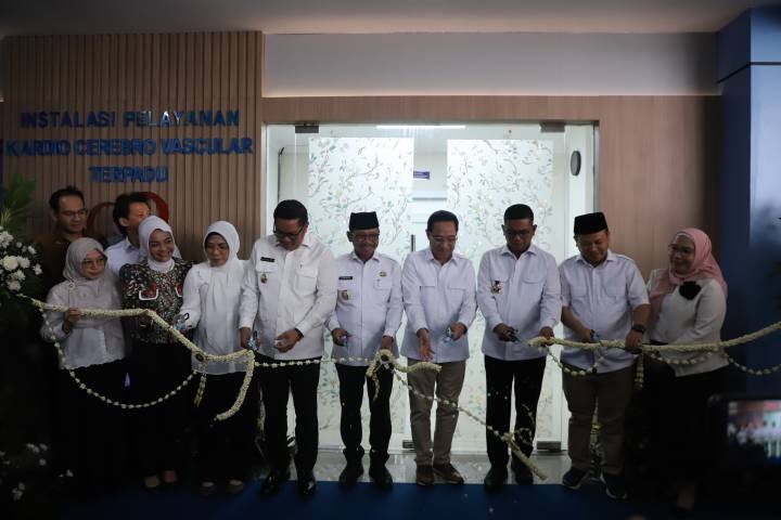 Wamenkes resmikan Cath Lab RSUD Kota Tangerang. Layanan jantung dan stroke makin cepat, pasien BPJS bisa berobat gratis.