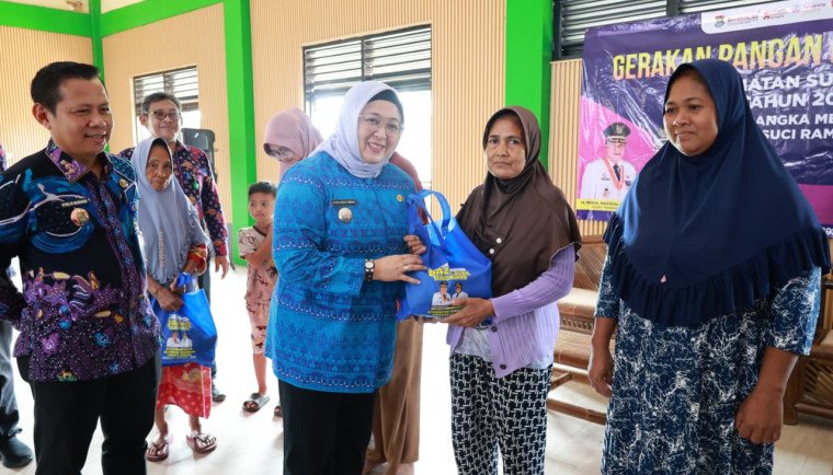 Wabup Tangerang Intan Nurul Hikmah pantau Gerakan Pangan Murah Sukamulya, 2.000 paket sembako harga terjangkau.