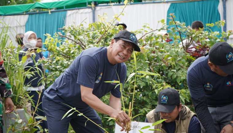 Bupati Tangerang hadiri HPSN 2026 di TPA Jatiwaringin dengan penanaman bambu, trembesi, dan ecoenzym. Fokus kurangi bau.