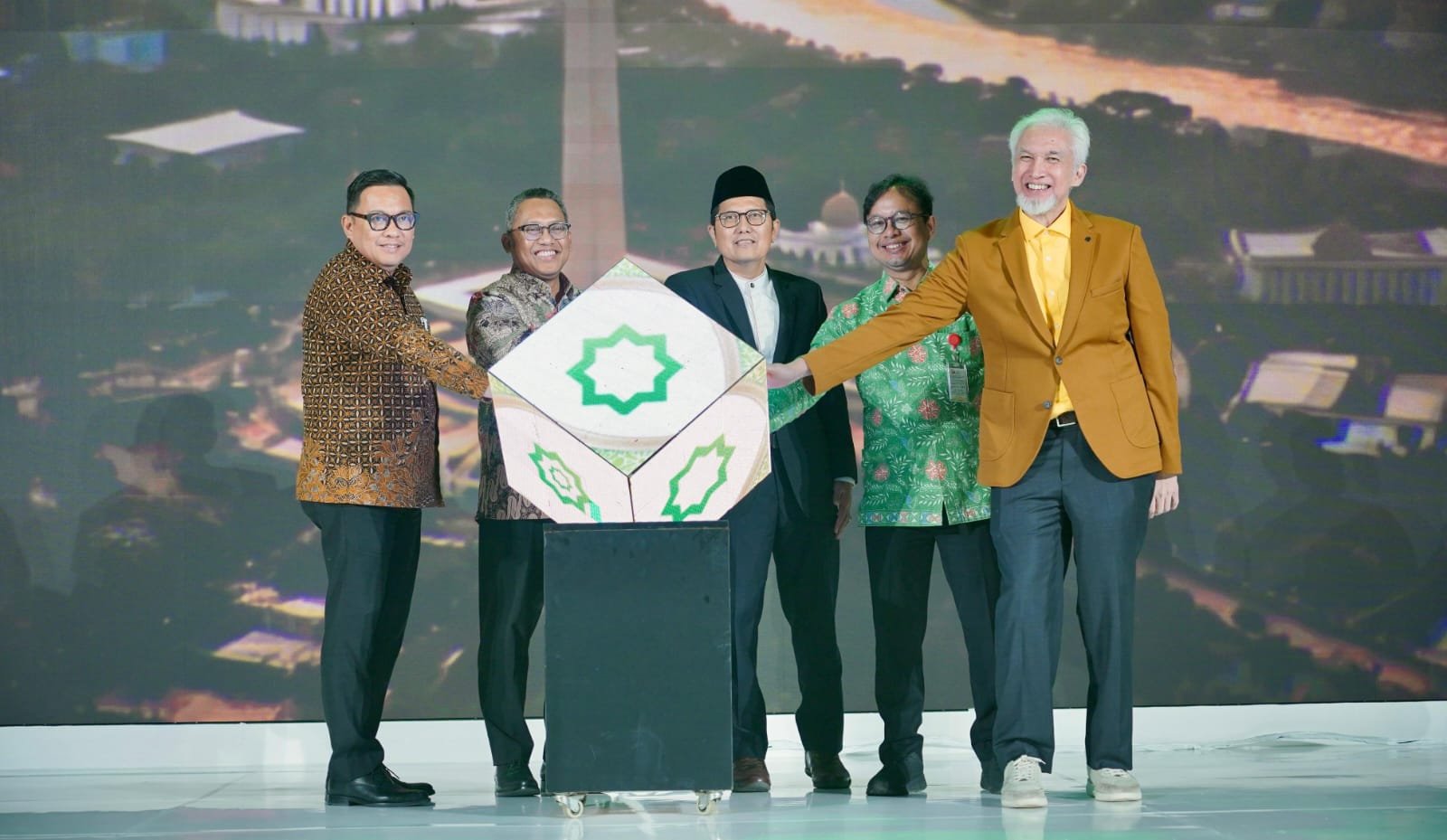 Pegadaian Kantor Wilayah IX Jakarta 2 dukung Fatwa Bulion Syariah untuk perkuat kepercayaan dan keamanan investasi emas syariah.