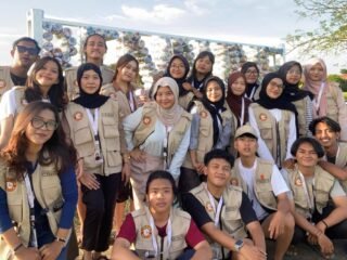 KKM 73 Untirta Bangun Plang Nama Desa Bendung dari Eco Bricks