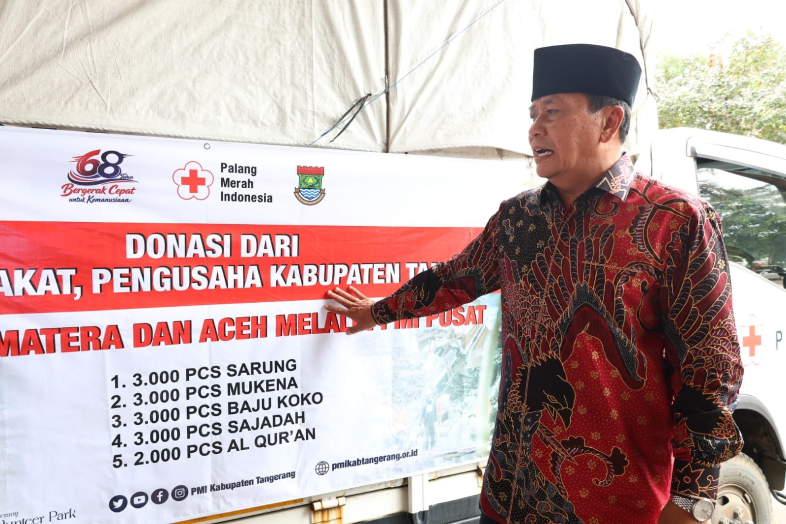 PMI Kabupaten Tangerang salurkan bantuan sarung, mukena, baju koko, dan Al-Qur’an untuk korban bencana di Sumatera.