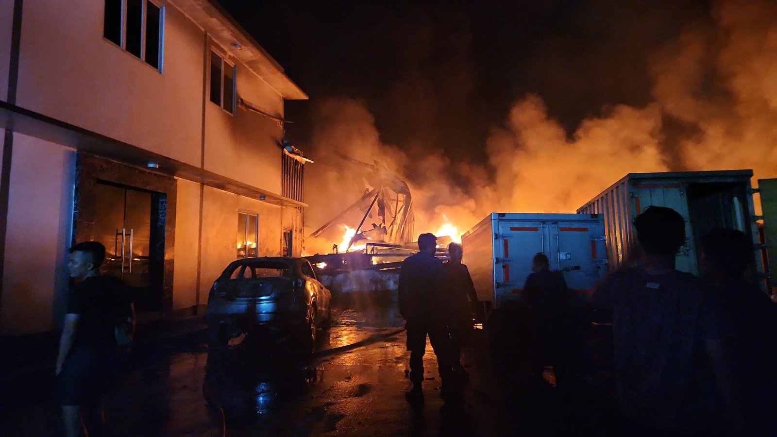 Kebakaran hebat melanda gedung produksi PT Futanlux Chemitraco di Cikupa, Tangerang. Tidak ada korban, sebab diduga korsleting.
