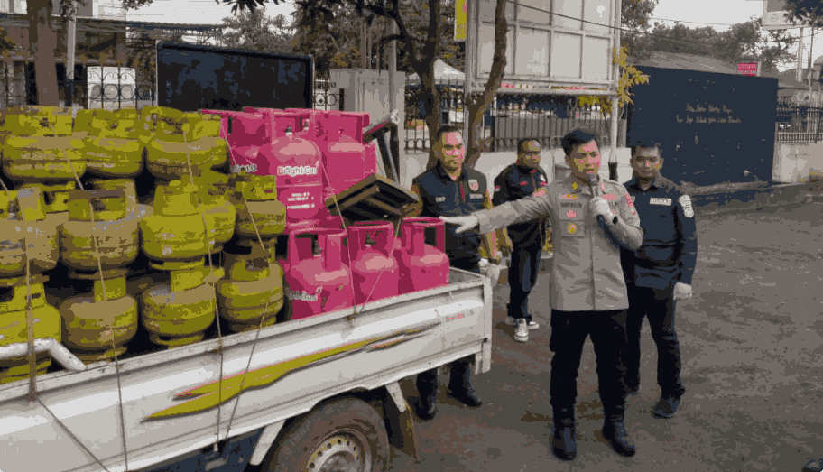 Polsek Curug bongkar penyalahgunaan gas LPG bersubsidi, amankan pelaku & puluhan tabung, kasus masih dikembangkan.