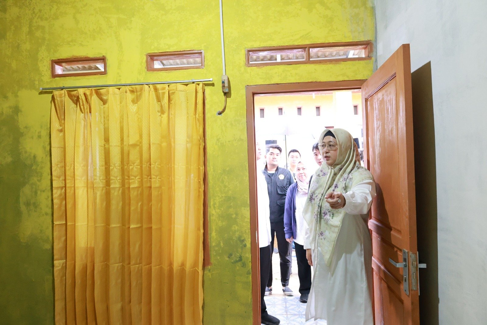 Wabup Tangerang Intan Nurul Hikmah meninjau renovasi RTLH di Sukabakti Curug, memastikan hunian layak, sehat, dan aman bagi warga.