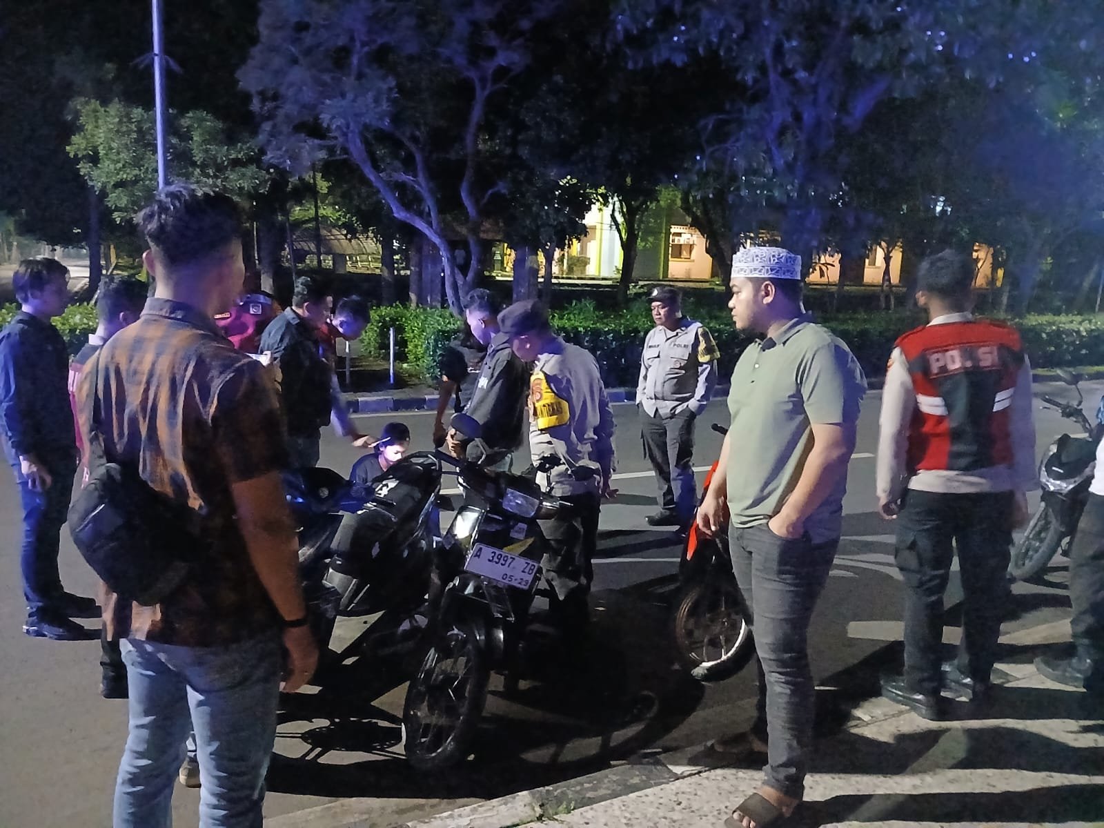 Polisi bubarkan balap lari dini hari di Alun-Alun Tigaraksa. Langkah persuasif dilakukan demi ketertiban dan keselamatan Ramadan.