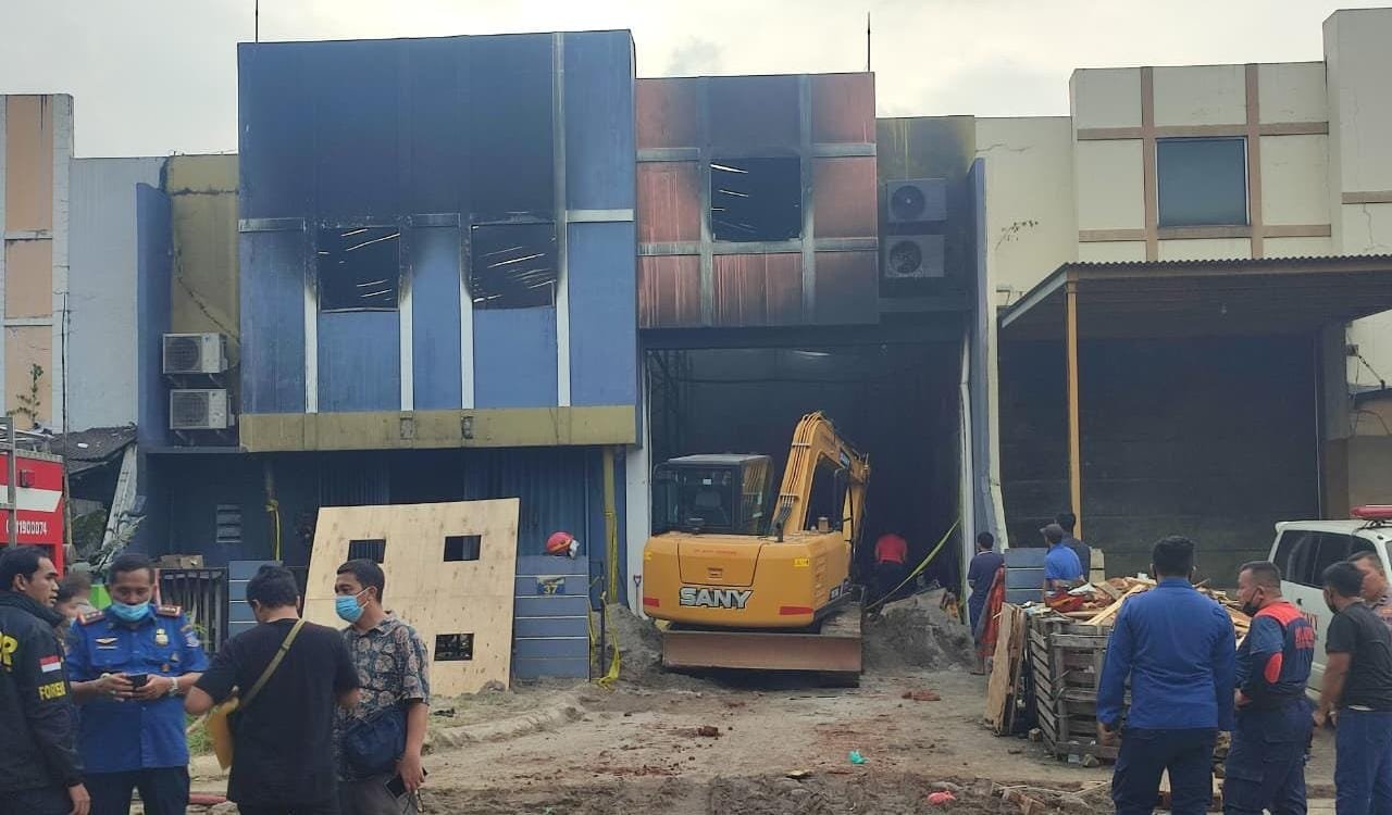 Kebakaran gudang pestisida di Tangsel diduga mencemari sungai. Pemkot evaluasi SLF, AMDAL, dan pengawasan gudang kimia.